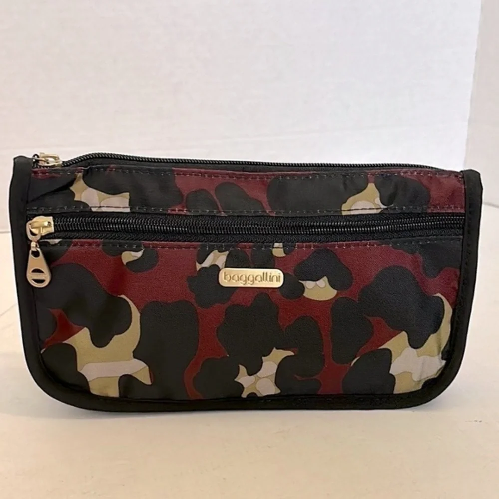 Baggallini large Fiji wedge case with Gold Zipper